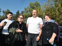 Президент Ильхам Алиев и Первая леди Мехрибан Алиева приняли участие в акции по посадке деревьев в Хатаинском районе Баку (ФОТО) (версия 2)