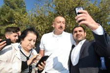 Президент Ильхам Алиев и Первая леди Мехрибан Алиева приняли участие в акции по посадке деревьев в Хатаинском районе Баку (ФОТО) (версия 2)
