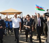 Президент Ильхам Алиев и Первая леди Мехрибан Алиева приняли участие в акции по посадке деревьев в Хатаинском районе Баку (ФОТО) (версия 2)