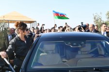Президент Ильхам Алиев и Первая леди Мехрибан Алиева приняли участие в акции по посадке деревьев в Хатаинском районе Баку (ФОТО) (версия 2)