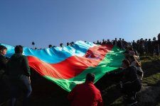 Президент Ильхам Алиев и Первая леди Мехрибан Алиева приняли участие в акции по посадке деревьев в Хатаинском районе Баку (ФОТО) (версия 2)