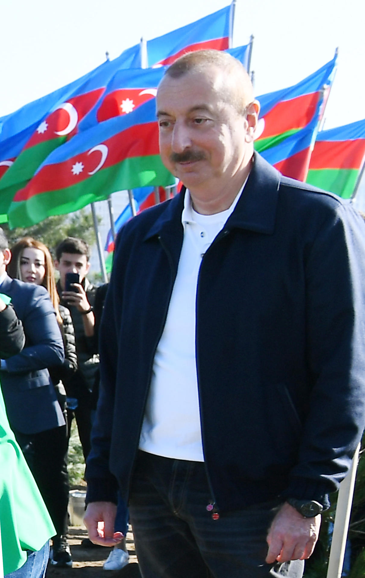 Президент Ильхам Алиев и Первая леди Мехрибан Алиева приняли участие в акции по посадке деревьев в Хатаинском районе Баку (ФОТО) (версия 2)