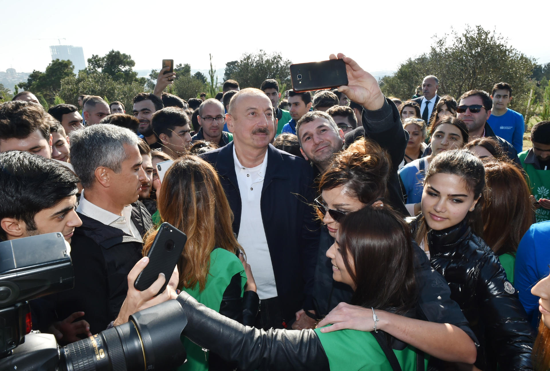 Президент Ильхам Алиев и Первая леди Мехрибан Алиева приняли участие в акции по посадке деревьев в Хатаинском районе Баку (ФОТО) (версия 2)