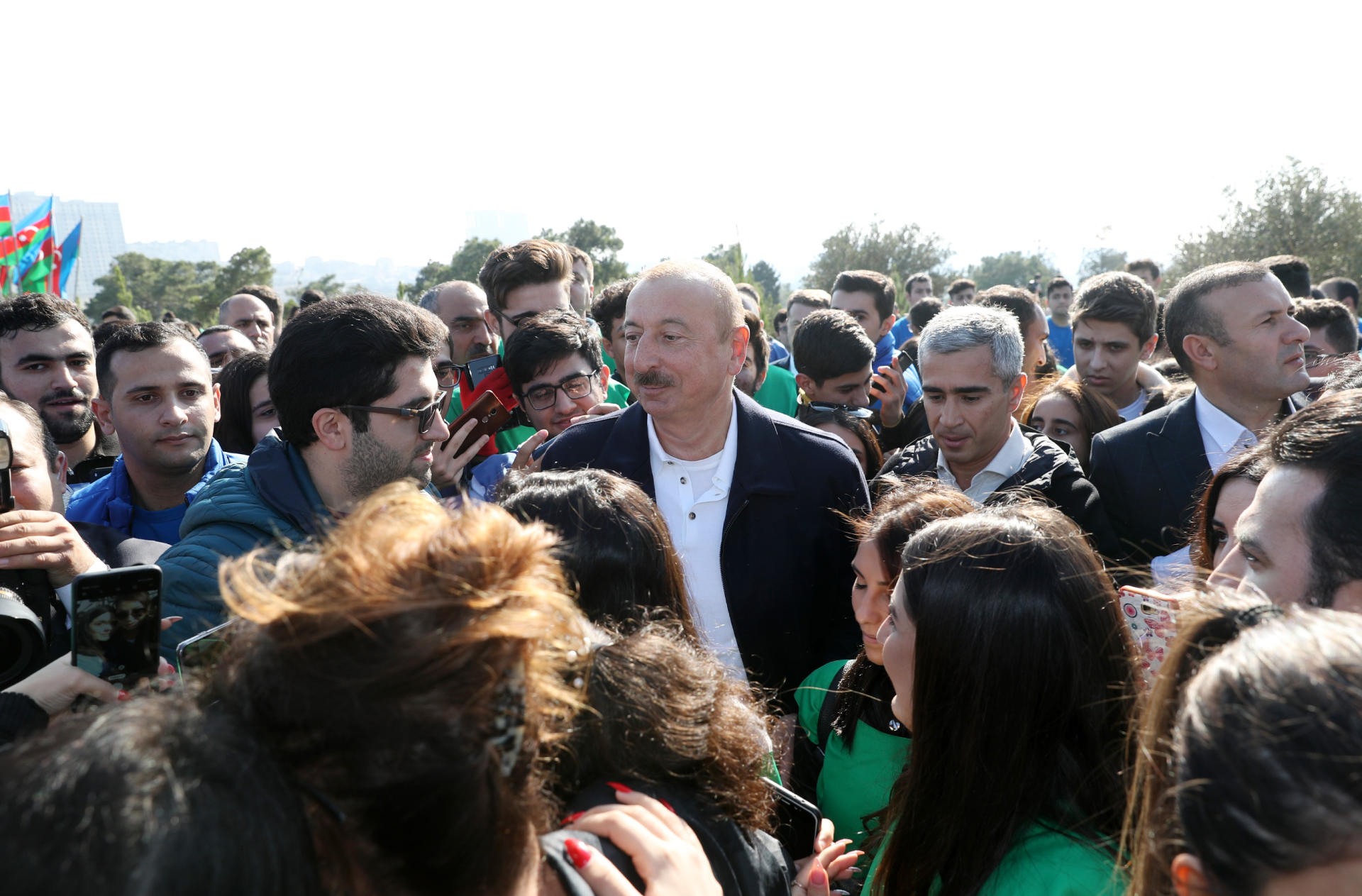 Президент Ильхам Алиев и Первая леди Мехрибан Алиева приняли участие в акции по посадке деревьев в Хатаинском районе Баку (ФОТО) (версия 2)
