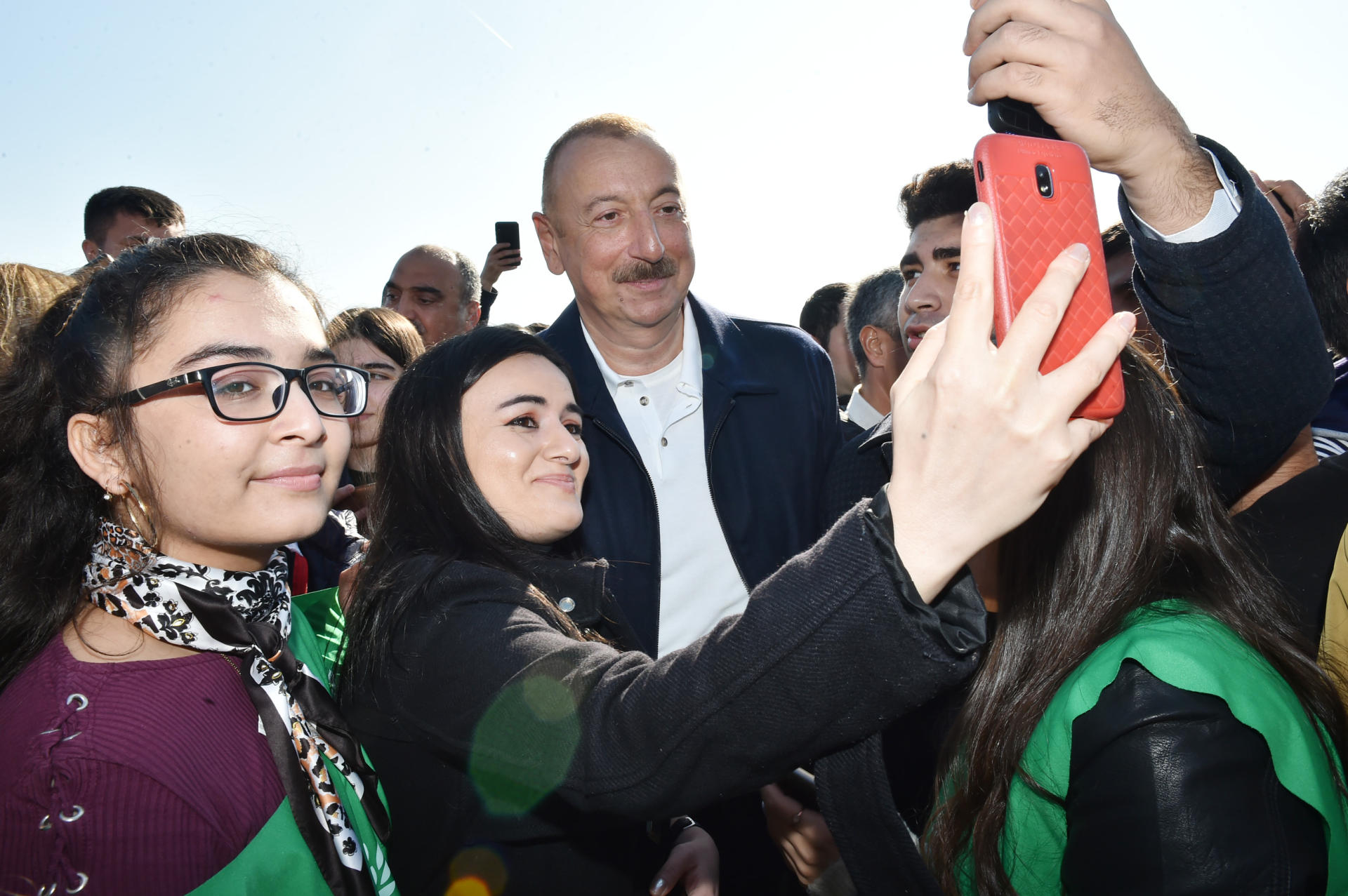 Президент Ильхам Алиев и Первая леди Мехрибан Алиева приняли участие в акции по посадке деревьев в Хатаинском районе Баку (ФОТО) (версия 2)