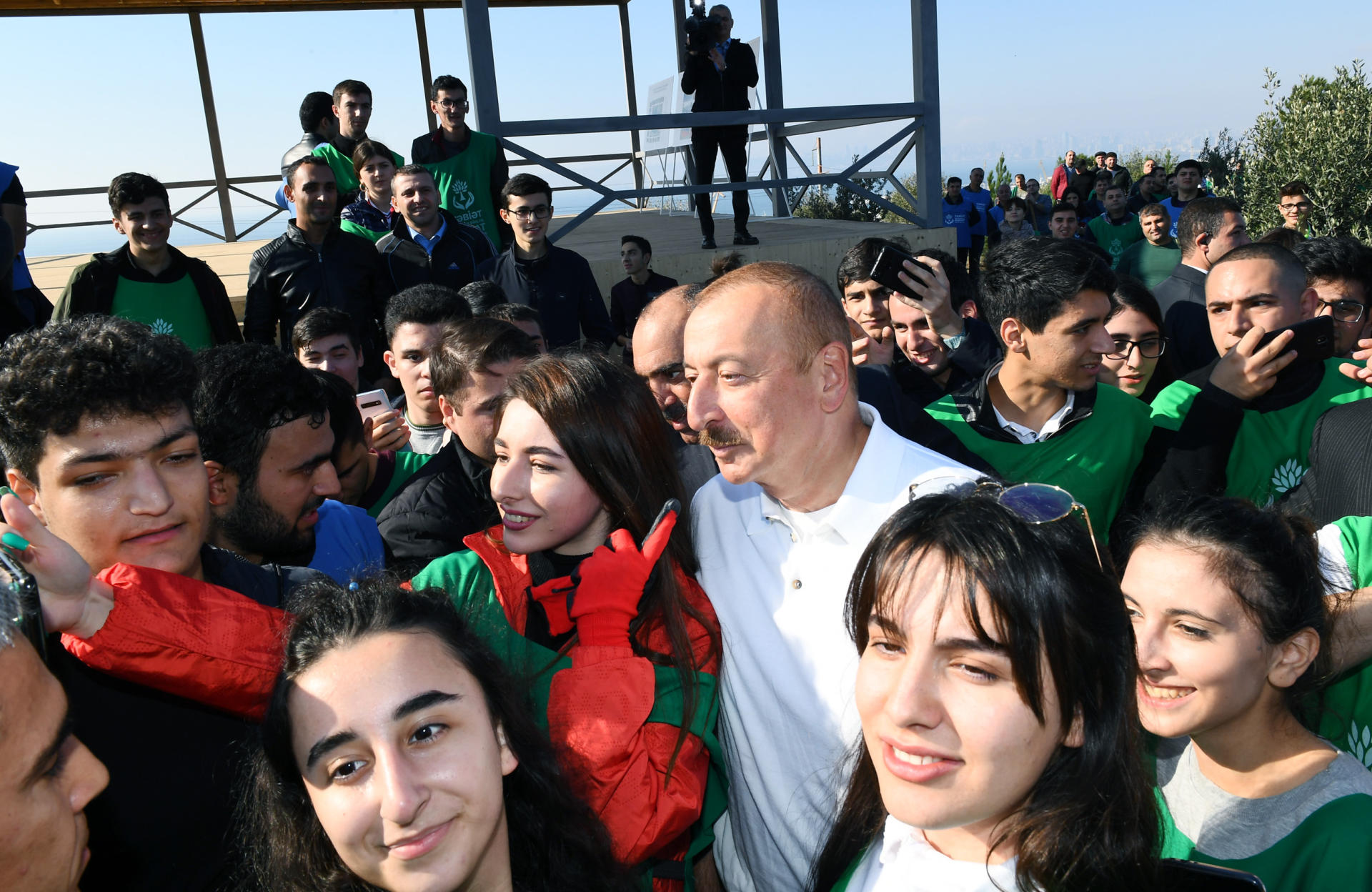 Президент Ильхам Алиев и Первая леди Мехрибан Алиева приняли участие в акции по посадке деревьев в Хатаинском районе Баку (ФОТО) (версия 2)