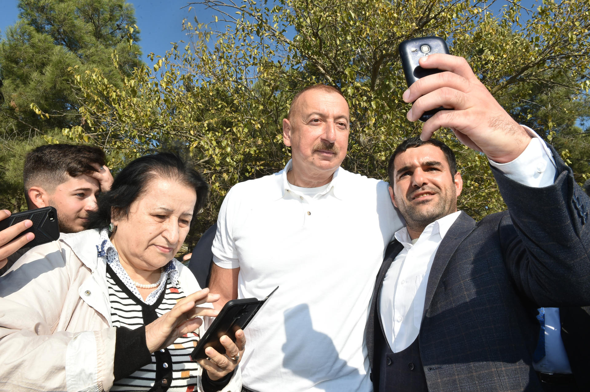 Президент Ильхам Алиев и Первая леди Мехрибан Алиева приняли участие в акции по посадке деревьев в Хатаинском районе Баку (ФОТО) (версия 2)