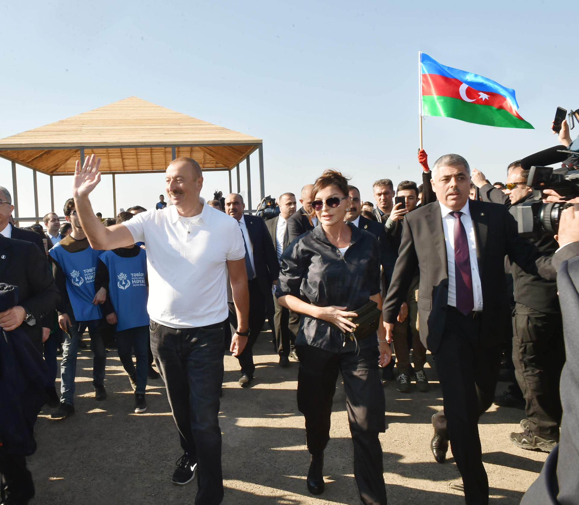 Президент Ильхам Алиев и Первая леди Мехрибан Алиева приняли участие в акции по посадке деревьев в Хатаинском районе Баку (ФОТО) (версия 2)