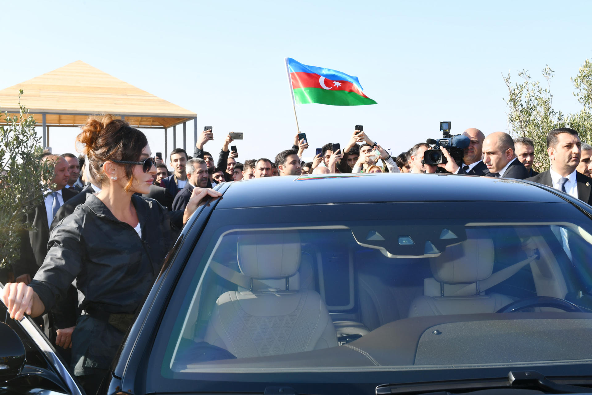 Президент Ильхам Алиев и Первая леди Мехрибан Алиева приняли участие в акции по посадке деревьев в Хатаинском районе Баку (ФОТО) (версия 2)
