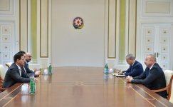 Президент Ильхам Алиев принял делегацию во главе с министром экономики ОАЭ (ФОТО) (Версия 2)