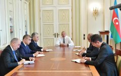 Президент Ильхам Алиев принял новоназначенных глав исполнительной власти города Ширван, Зардабского района, Сураханского, Ясамальского, Хатаинского районов Баку(ФОТО)