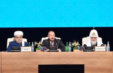 Президент Ильхам Алиев и Первая леди Мехрибан Алиева приняли участие во II Саммите мировых религиозных лидеров в Баку (ФОТО)