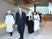 Президент Ильхам Алиев и Первая леди Мехрибан Алиева приняли участие во II Саммите мировых религиозных лидеров в Баку (ФОТО)