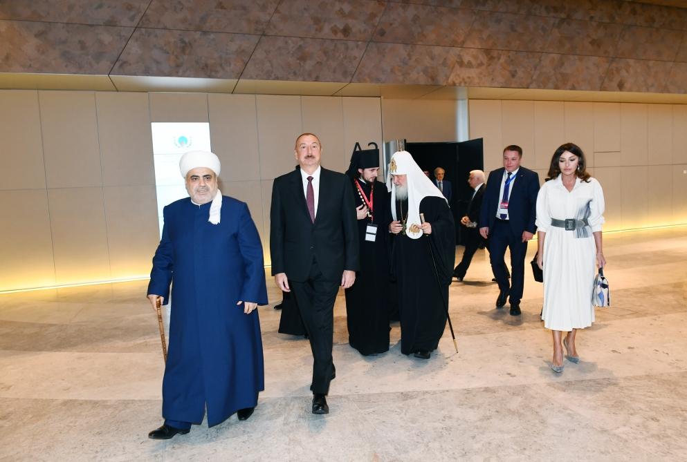 Президент Ильхам Алиев и Первая леди Мехрибан Алиева приняли участие во II Саммите мировых религиозных лидеров в Баку (ФОТО)