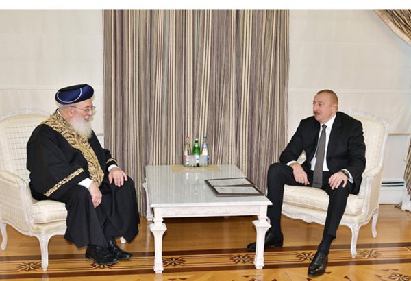 President Ilham Aliyev receives Sephardic Chief Rabbi of Jerusalem (PHOTO)