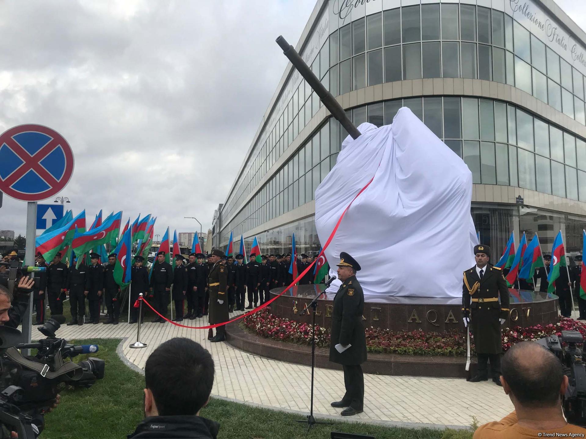 В Баку официально открыт памятник Национальному герою Азербайджана Альберту Агарунову (ФОТО)