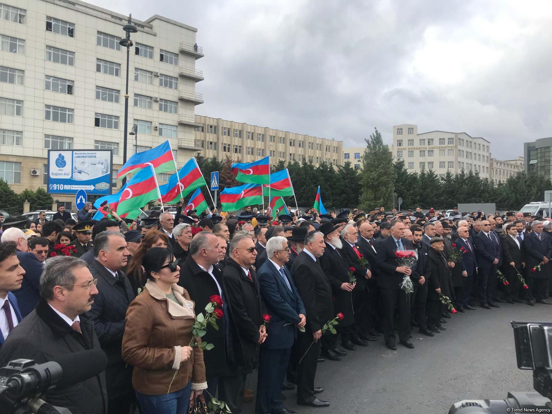 В Баку официально открыт памятник Национальному герою Азербайджана Альберту Агарунову (ФОТО)