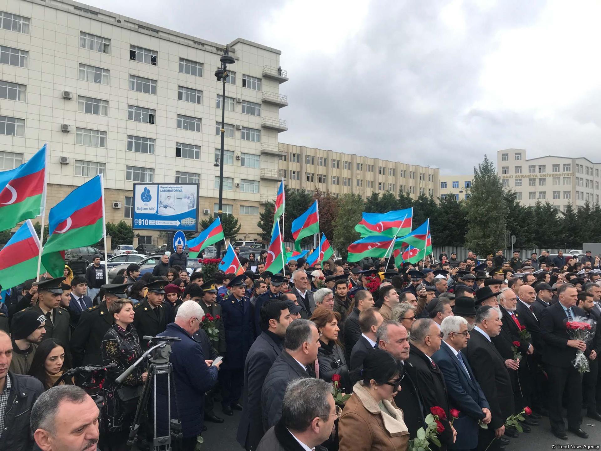 В Баку официально открыт памятник Национальному герою Азербайджана Альберту Агарунову (ФОТО)