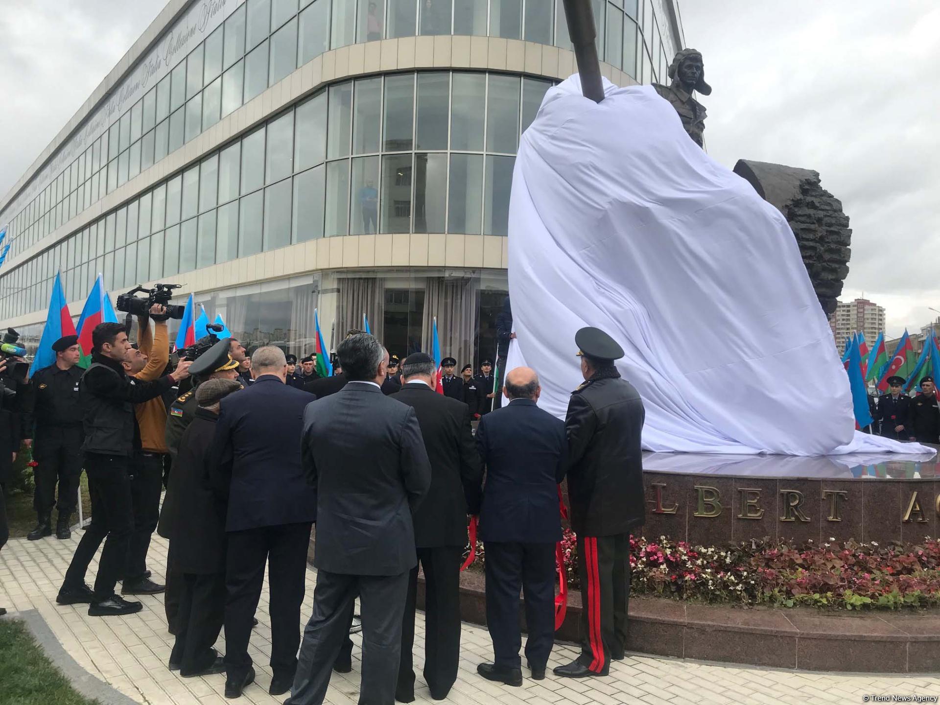 В Баку официально открыт памятник Национальному герою Азербайджана Альберту Агарунову (ФОТО)