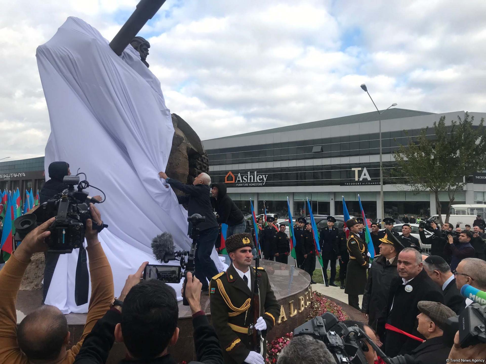 В Баку официально открыт памятник Национальному герою Азербайджана Альберту Агарунову (ФОТО)