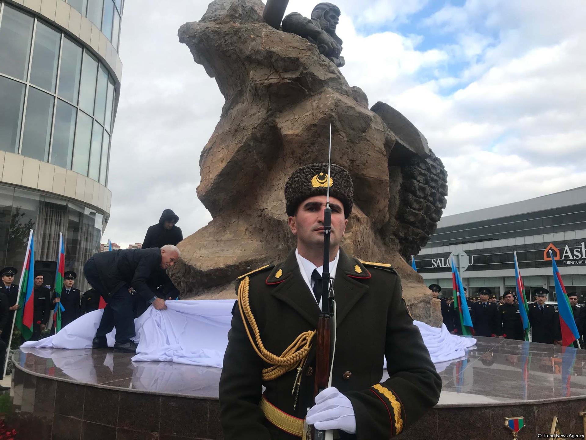 В Баку официально открыт памятник Национальному герою Азербайджана Альберту Агарунову (ФОТО)