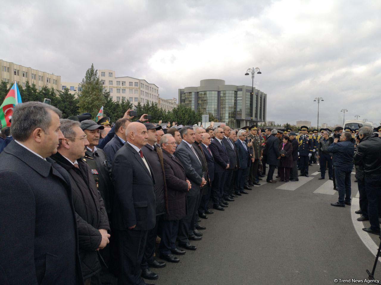 В Баку официально открыт памятник Национальному герою Азербайджана Альберту Агарунову (ФОТО)