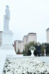 Президент Ильхам Алиев посетил памятник Общенациональному лидеру Гейдару Алиеву в Сумгайыте (ФОТО) (версия 2)