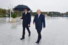 Президент Ильхам Алиев ознакомился с условиями, созданными в новопостроенной части комплекса Сумгайытского бульвара (ФОТО) (версия 2)
