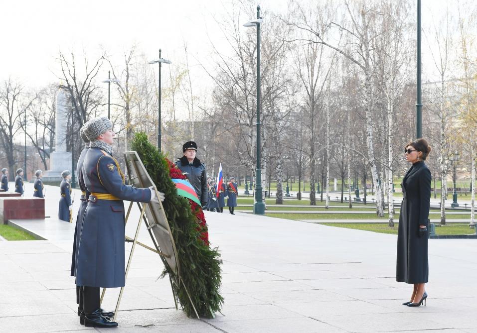 Первый вице-президент Мехрибан Алиева посетила могилу неизвестного солдата в Москве (ФОТО)