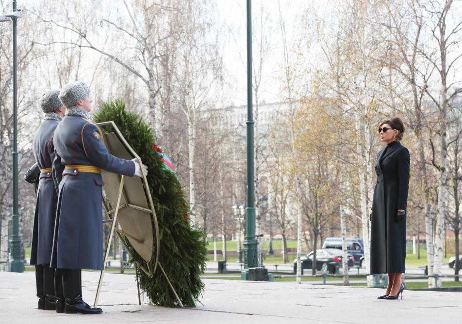 Первый вице-президент Мехрибан Алиева посетила могилу неизвестного солдата в Москве (ФОТО)