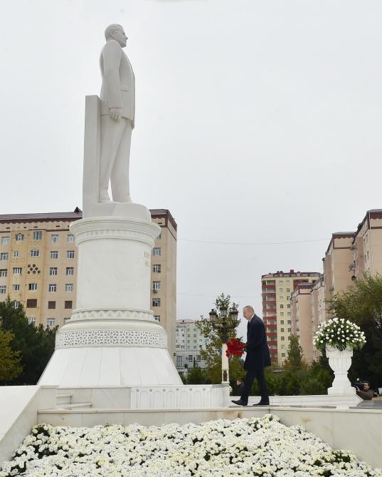 Президент Ильхам Алиев посетил памятник Общенациональному лидеру Гейдару Алиеву в Сумгайыте (ФОТО) (версия 2)
