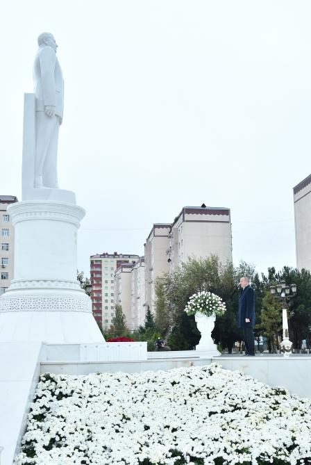 Президент Ильхам Алиев посетил памятник Общенациональному лидеру Гейдару Алиеву в Сумгайыте (ФОТО) (версия 2)