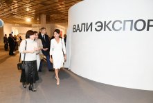 Первый вице-президент Мехрибан Алиева ознакомилась с 8-й Московской биеннале современного искусства (ФОТО)