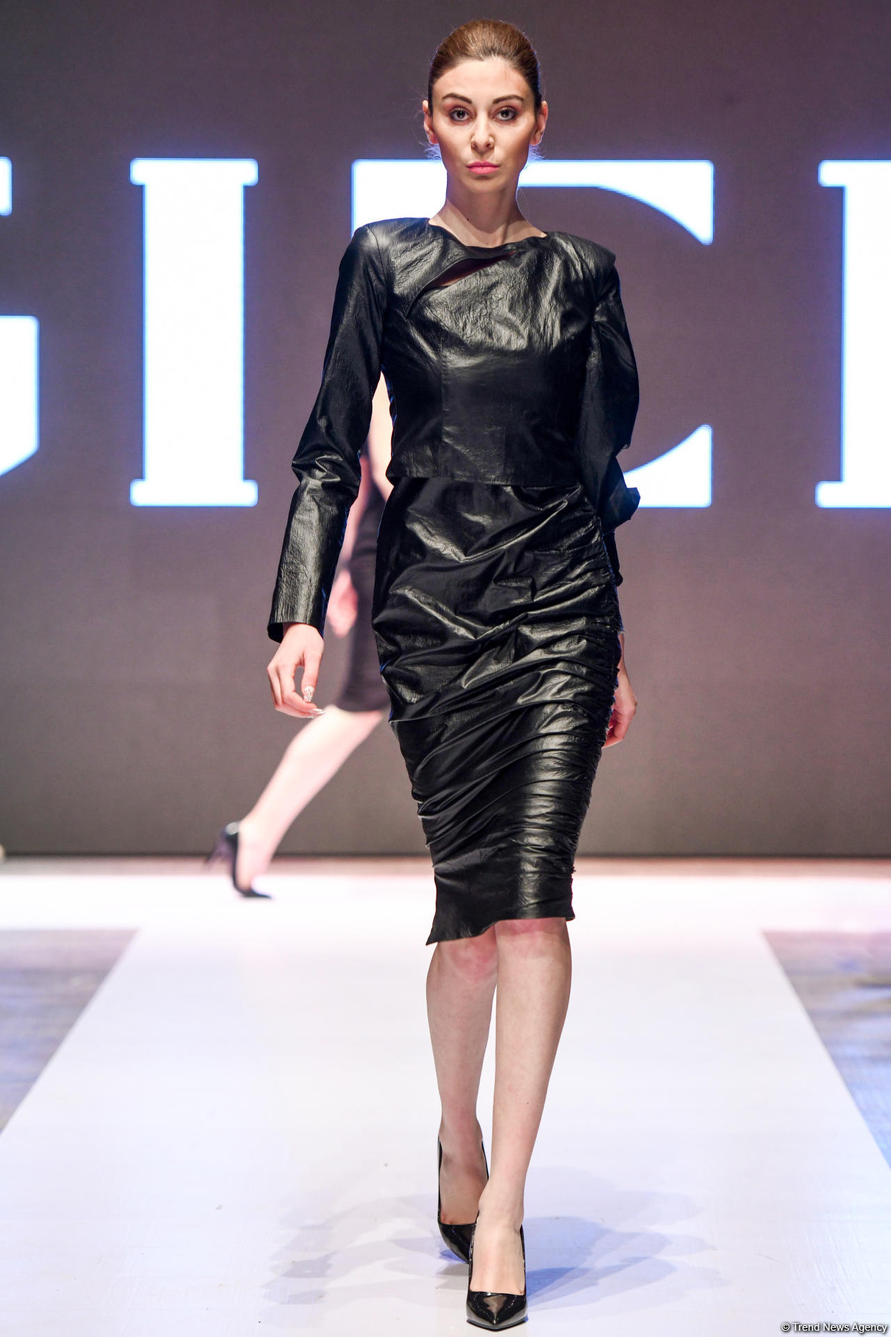 Королевская роскошь и богатые вечерние наряды  - второй день Azerbaijan Fashion Week (ФОТО)