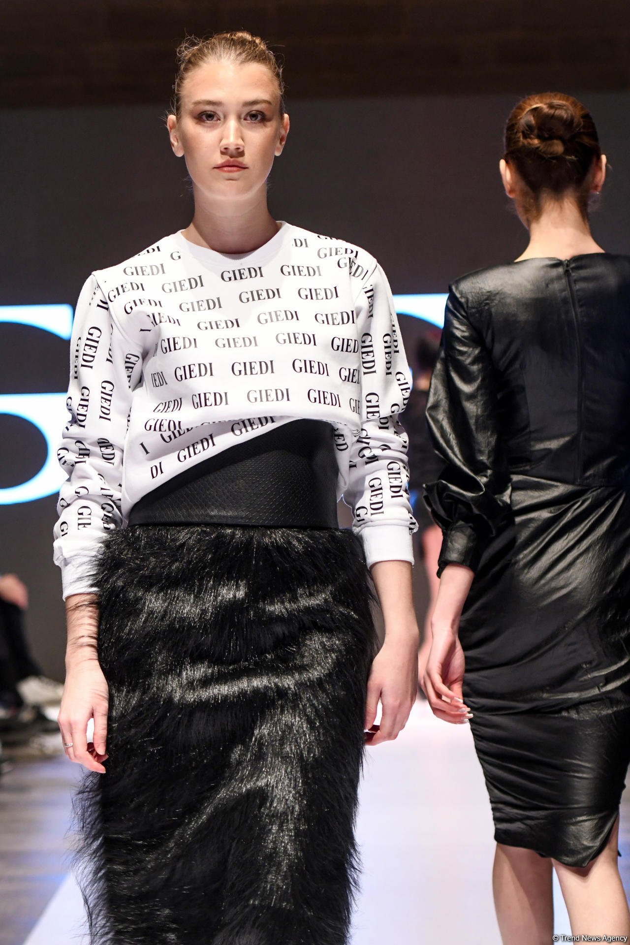 Королевская роскошь и богатые вечерние наряды  - второй день Azerbaijan Fashion Week (ФОТО)