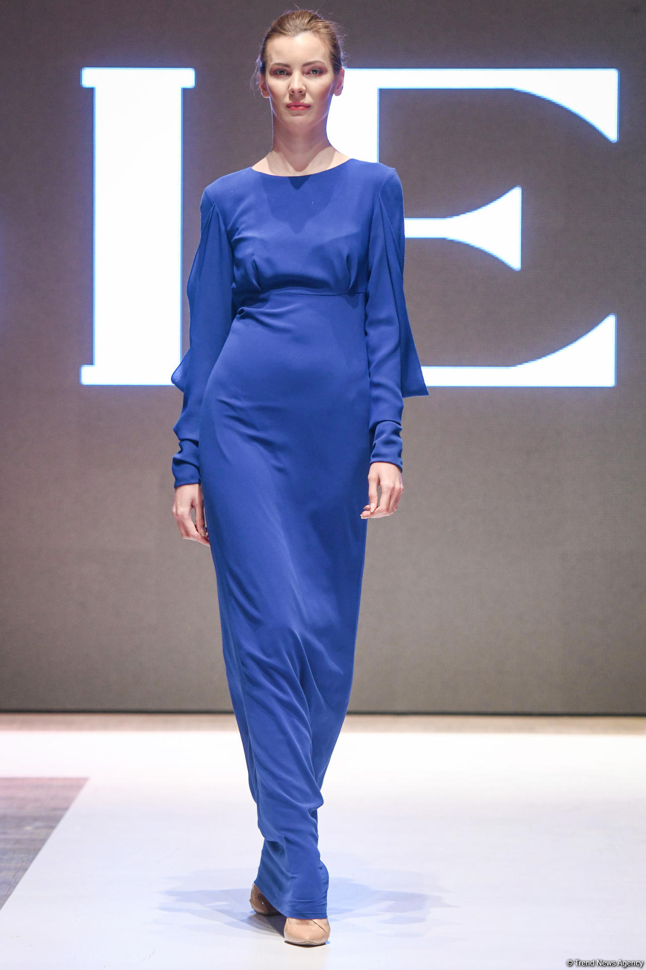 Королевская роскошь и богатые вечерние наряды  - второй день Azerbaijan Fashion Week (ФОТО)