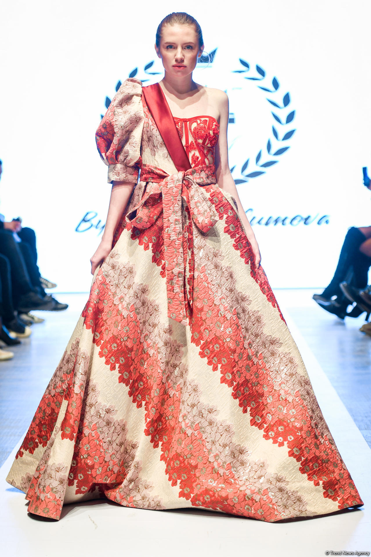 Королевская роскошь и богатые вечерние наряды  - второй день Azerbaijan Fashion Week (ФОТО)
