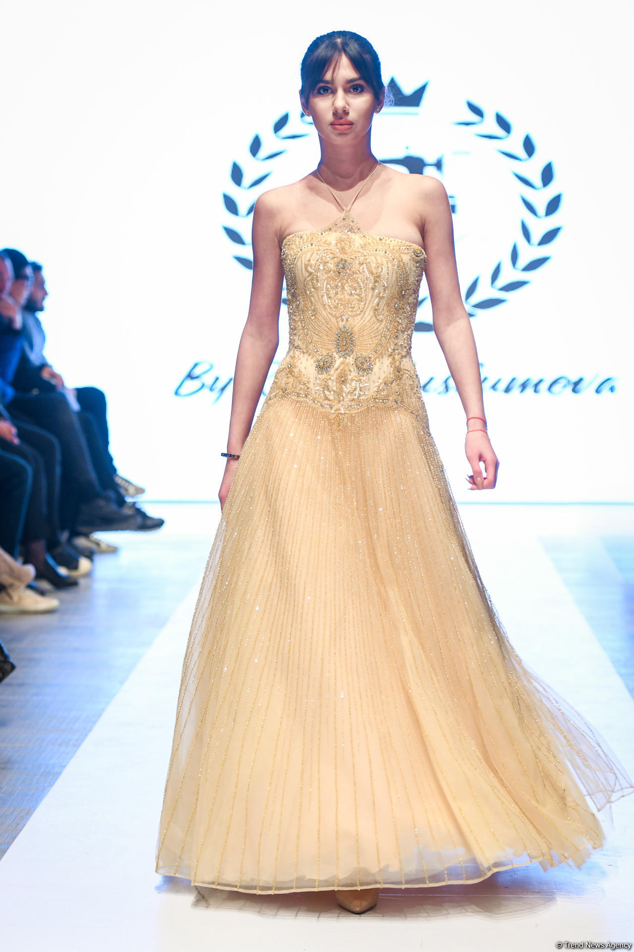 Королевская роскошь и богатые вечерние наряды  - второй день Azerbaijan Fashion Week (ФОТО)