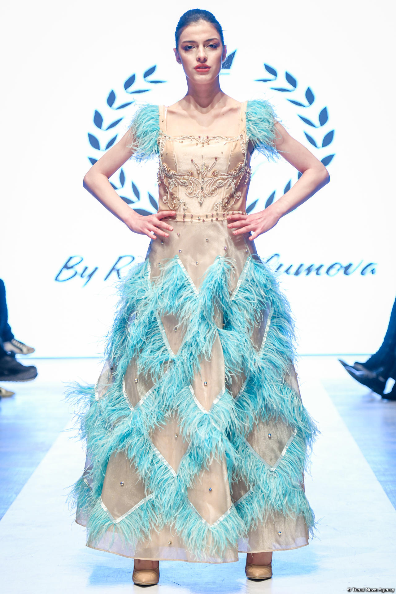Королевская роскошь и богатые вечерние наряды  - второй день Azerbaijan Fashion Week (ФОТО)