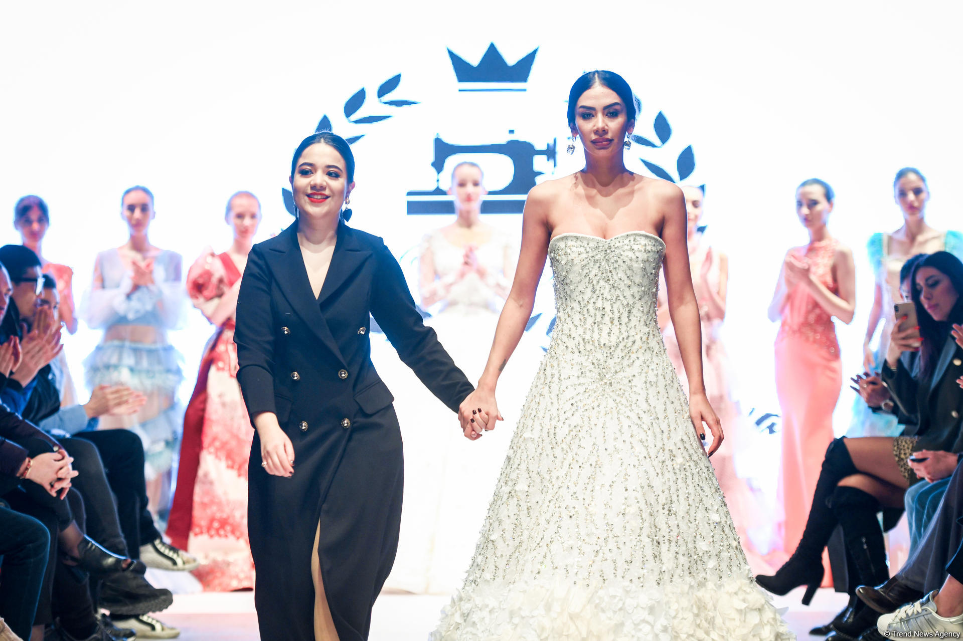 Королевская роскошь и богатые вечерние наряды  - второй день Azerbaijan Fashion Week (ФОТО)