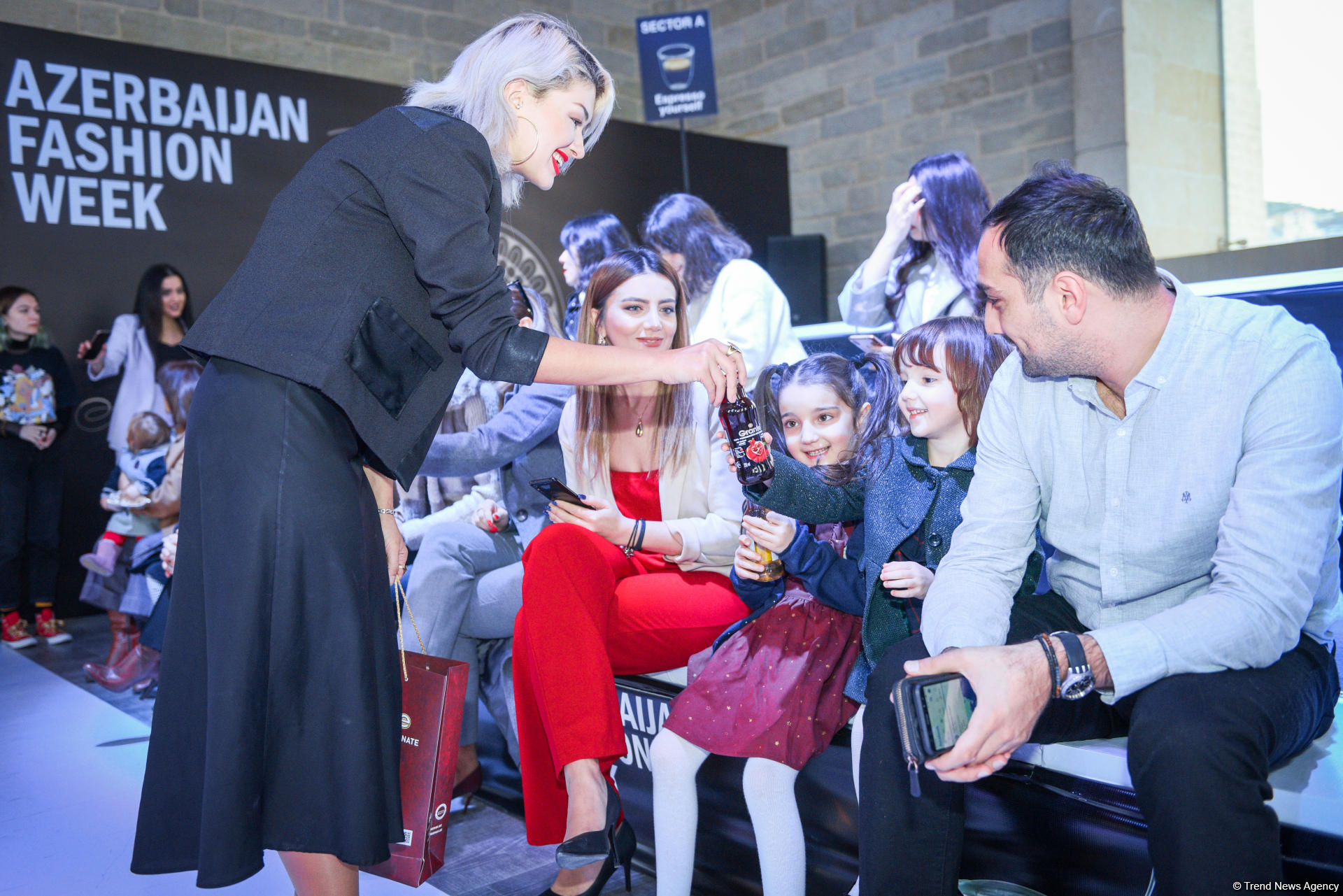 Королевская роскошь и богатые вечерние наряды  - второй день Azerbaijan Fashion Week (ФОТО)