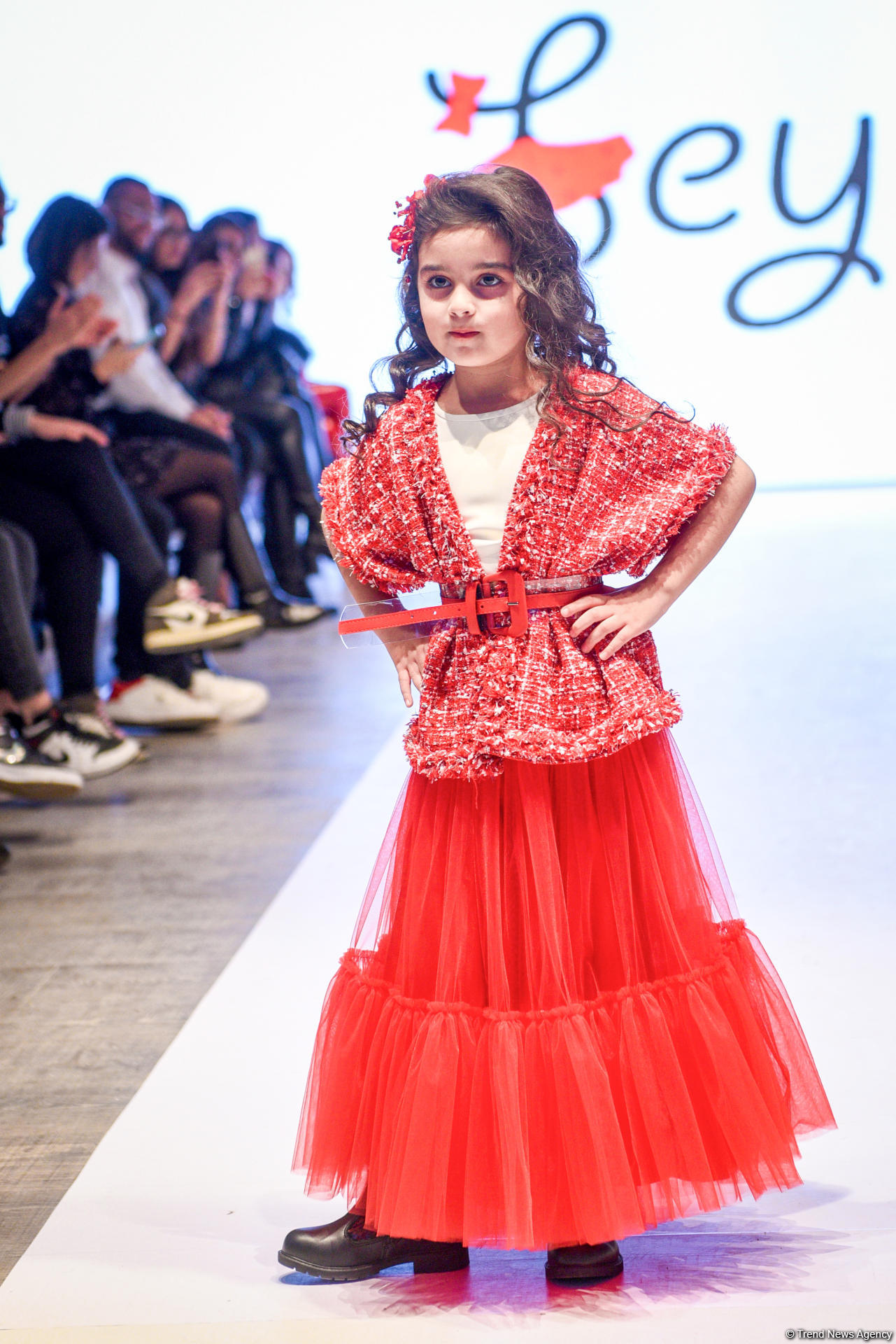 Королевская роскошь и богатые вечерние наряды  - второй день Azerbaijan Fashion Week (ФОТО)