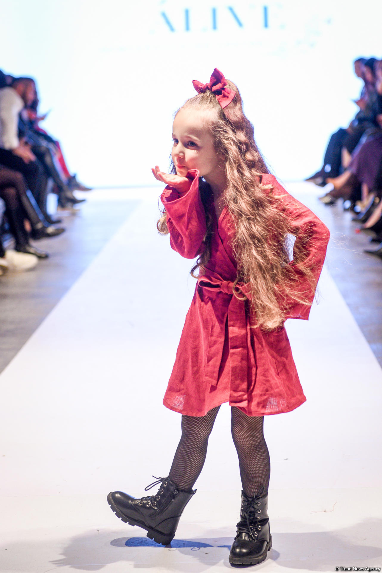 Королевская роскошь и богатые вечерние наряды  - второй день Azerbaijan Fashion Week (ФОТО)