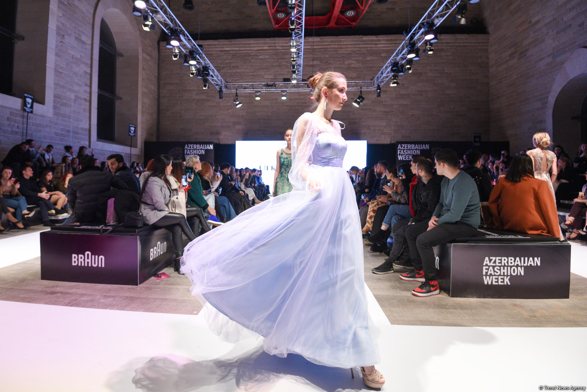 Королевская роскошь и богатые вечерние наряды  - второй день Azerbaijan Fashion Week (ФОТО)