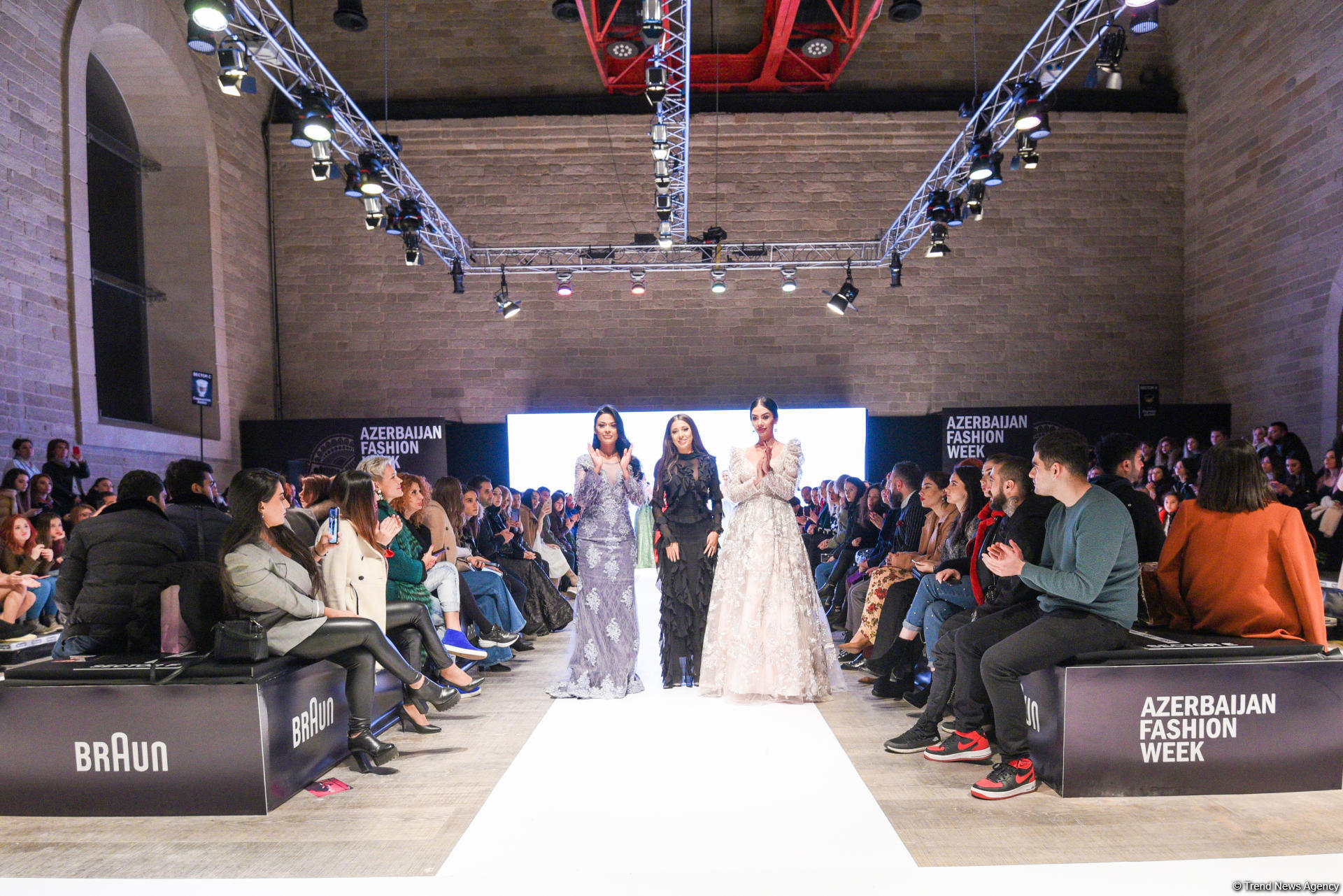 Королевская роскошь и богатые вечерние наряды  - второй день Azerbaijan Fashion Week (ФОТО)