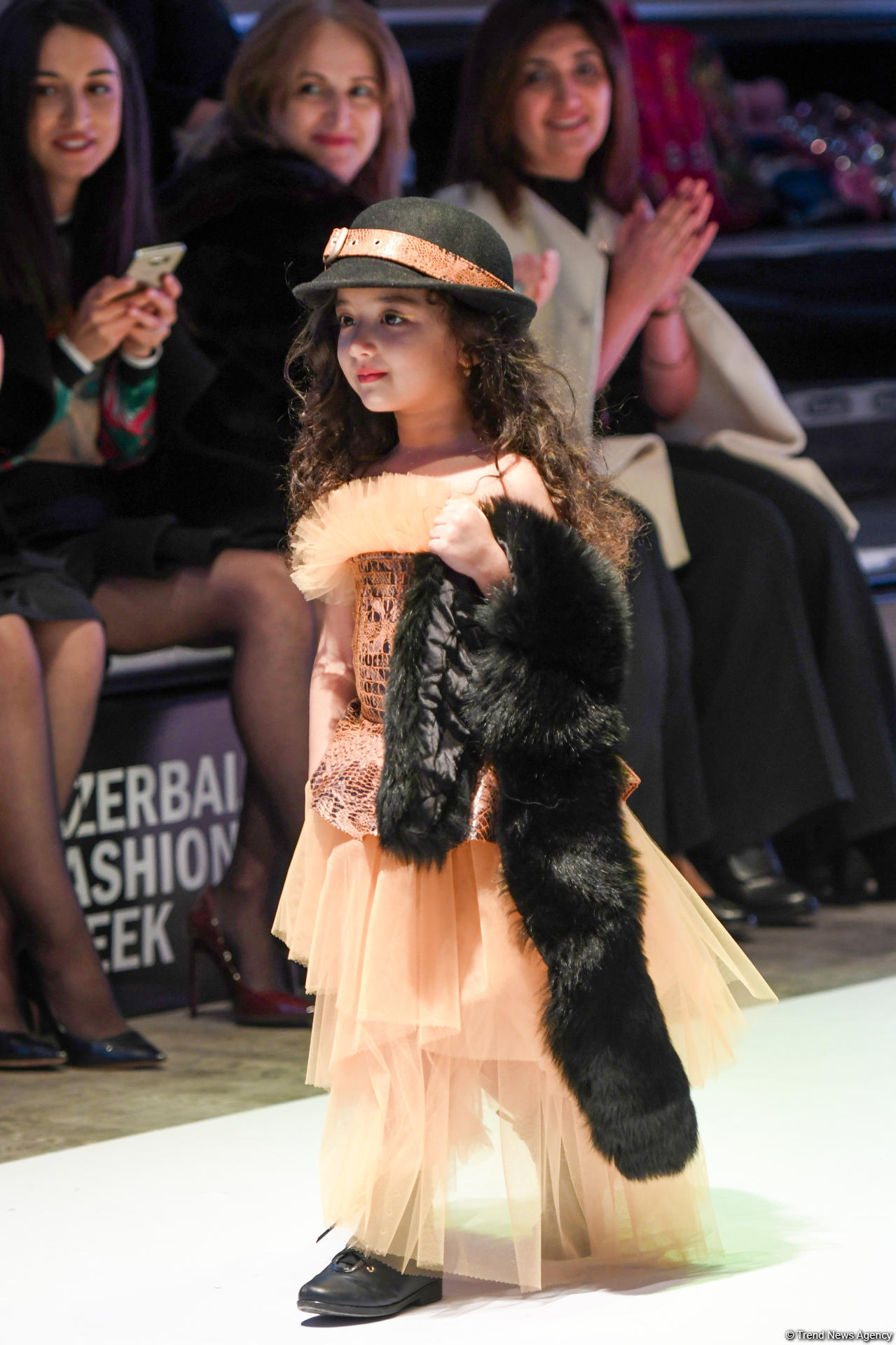 Королевская роскошь и богатые вечерние наряды  - второй день Azerbaijan Fashion Week (ФОТО)