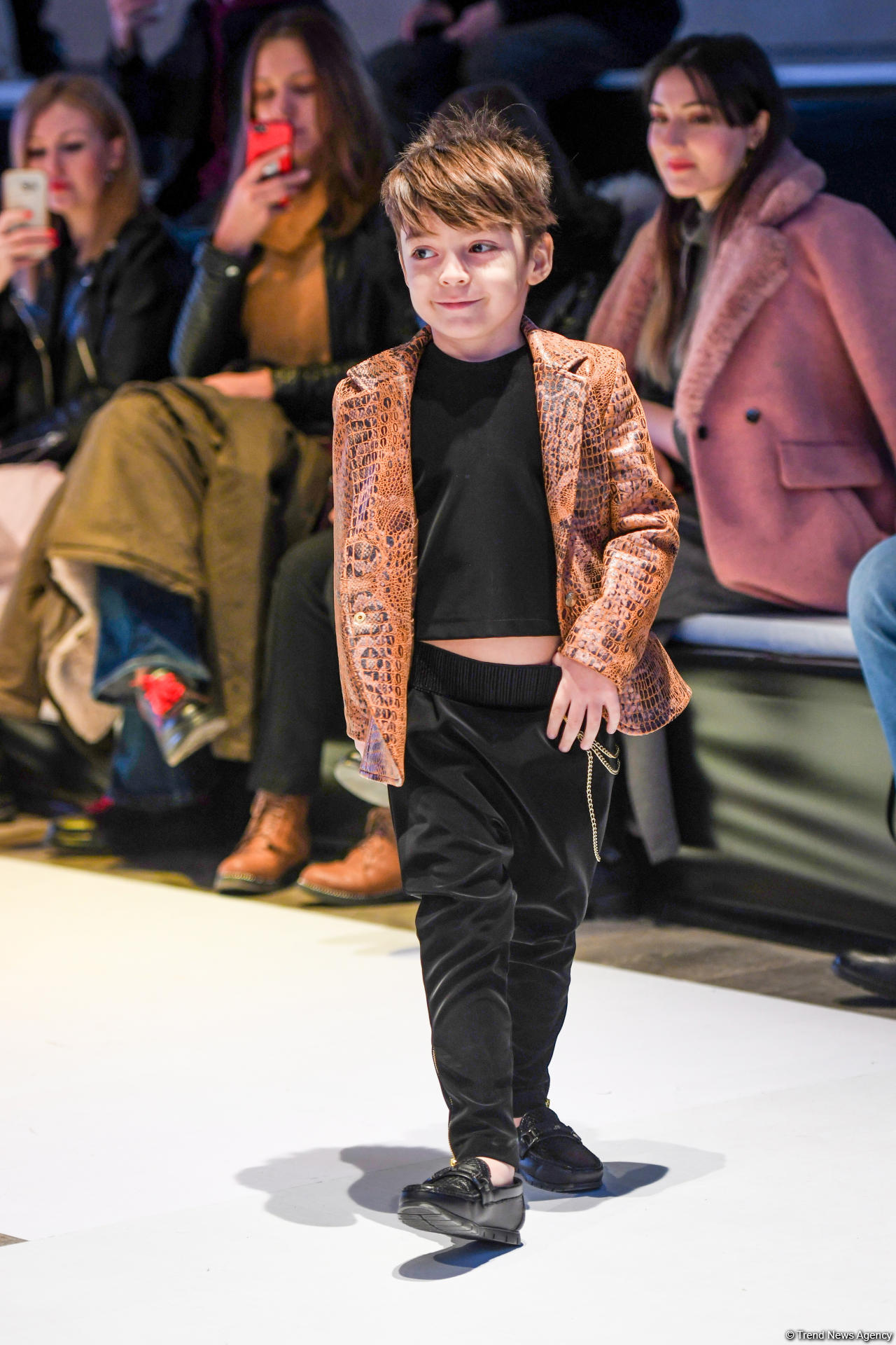 Королевская роскошь и богатые вечерние наряды  - второй день Azerbaijan Fashion Week (ФОТО)