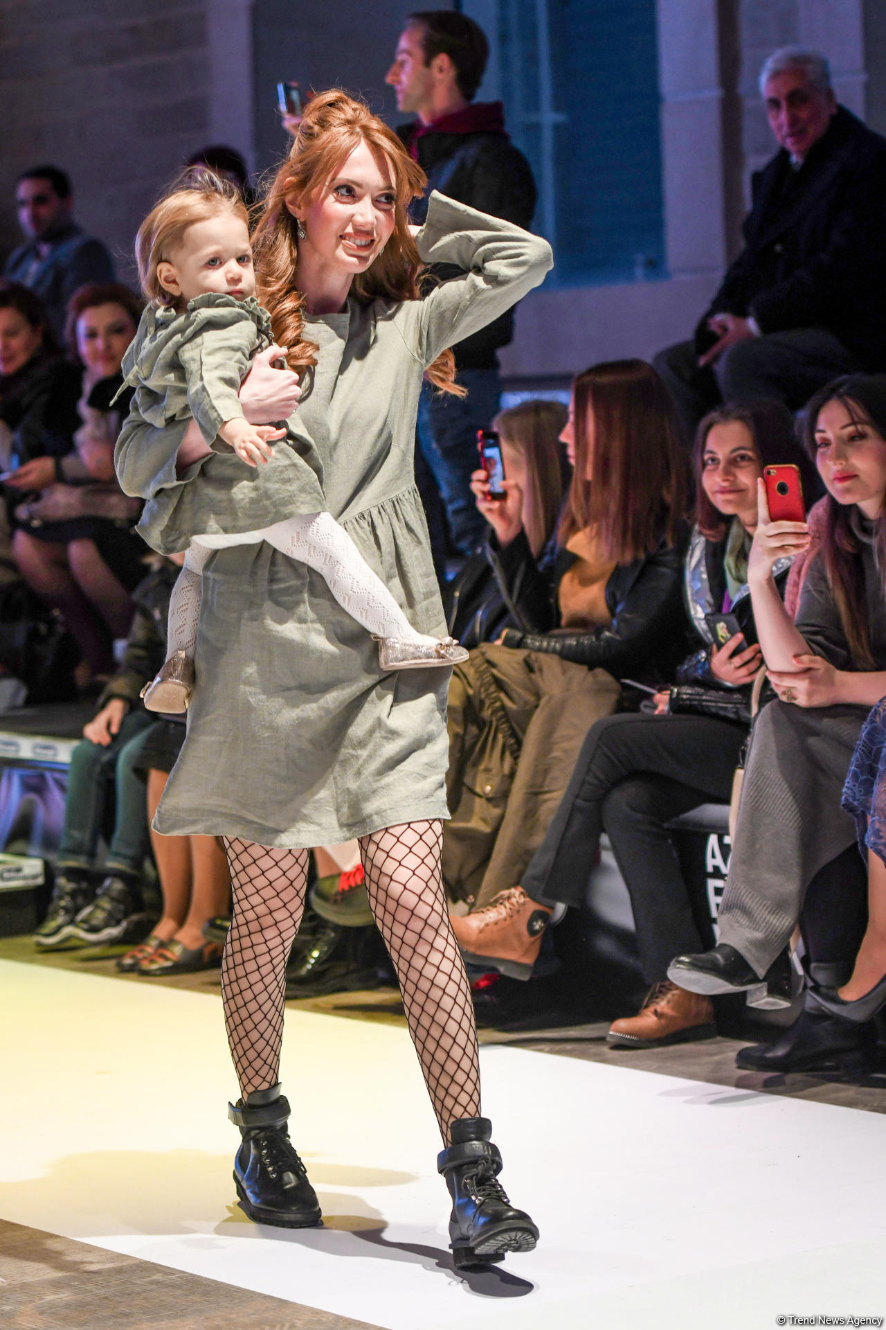 Королевская роскошь и богатые вечерние наряды  - второй день Azerbaijan Fashion Week (ФОТО)