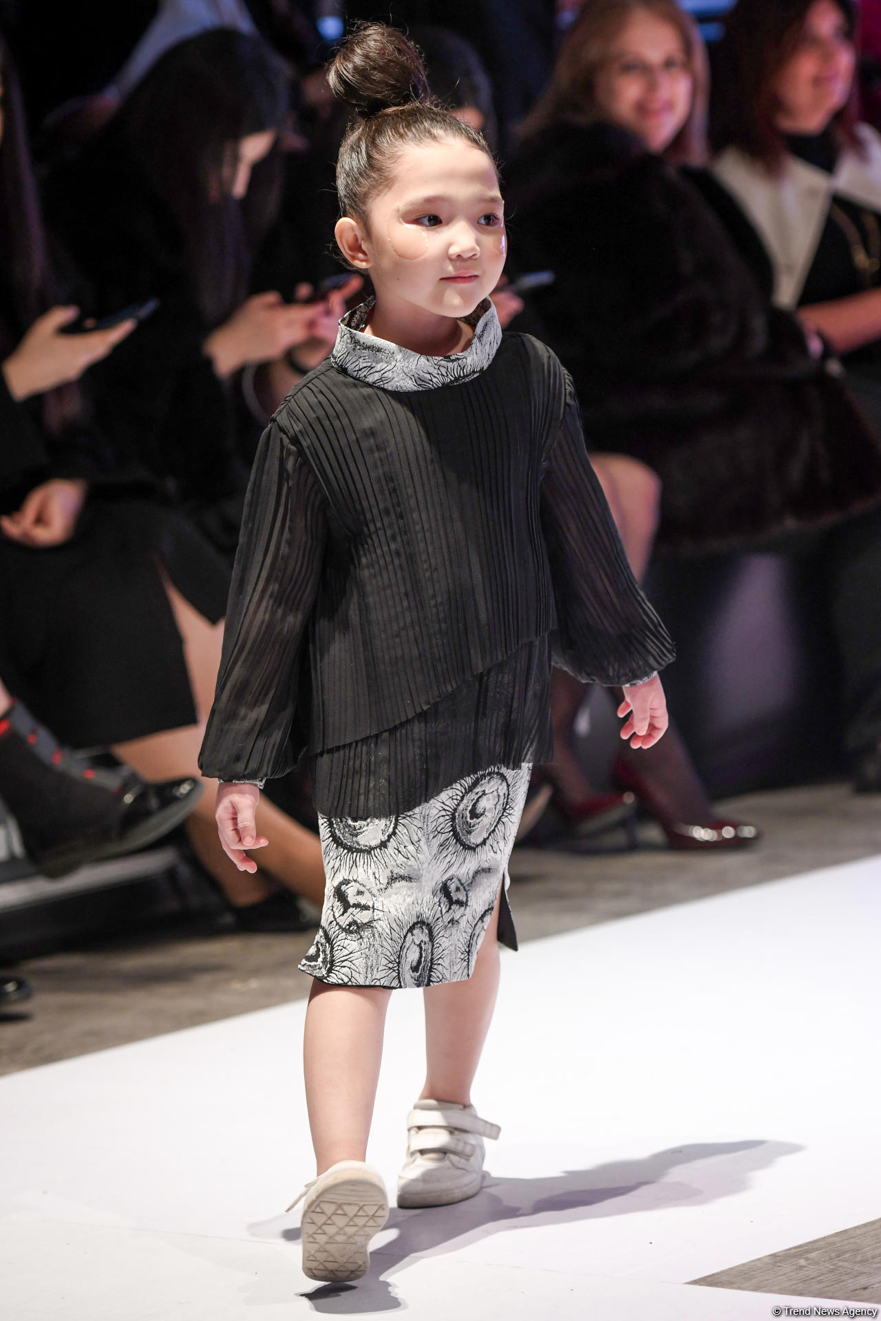 Королевская роскошь и богатые вечерние наряды  - второй день Azerbaijan Fashion Week (ФОТО)