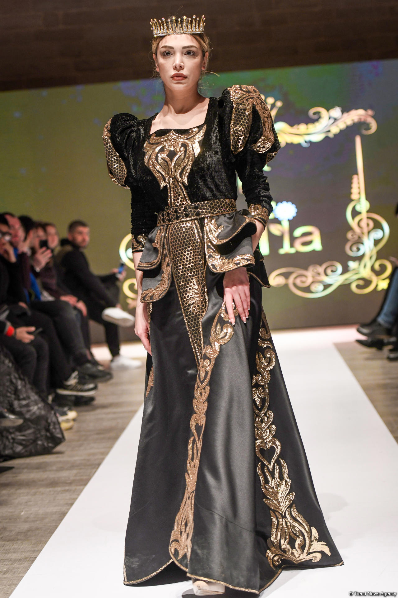 Королевская роскошь и богатые вечерние наряды  - второй день Azerbaijan Fashion Week (ФОТО)